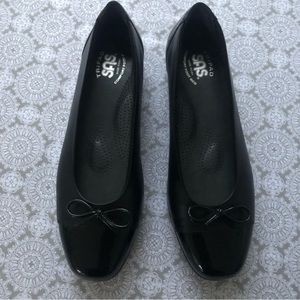 SAS black leather bow cap toe tripad orthopedic flats